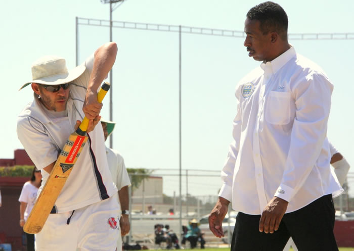 mayor takes cricket lessons